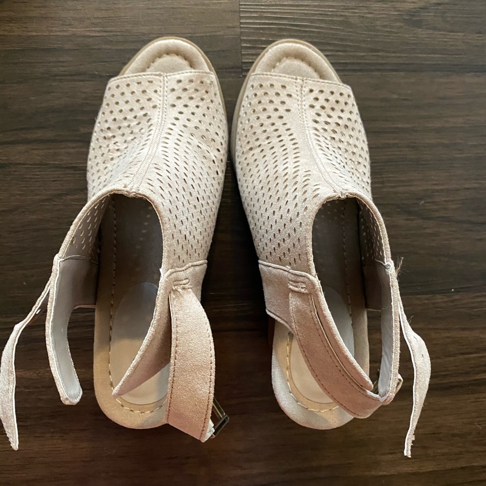 NWOT 6.5 Tan Peep Toe Heels with Ankle Strap